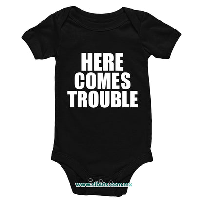 Pañalero Bebé Frase Here Comes Trouble
