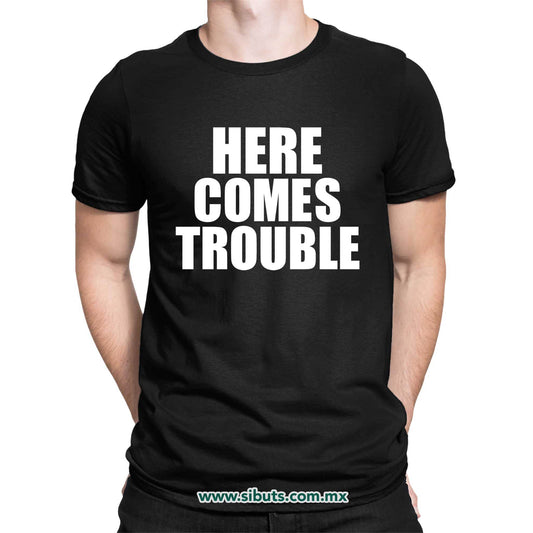 Playera Hombre Frase Here Comes Trouble