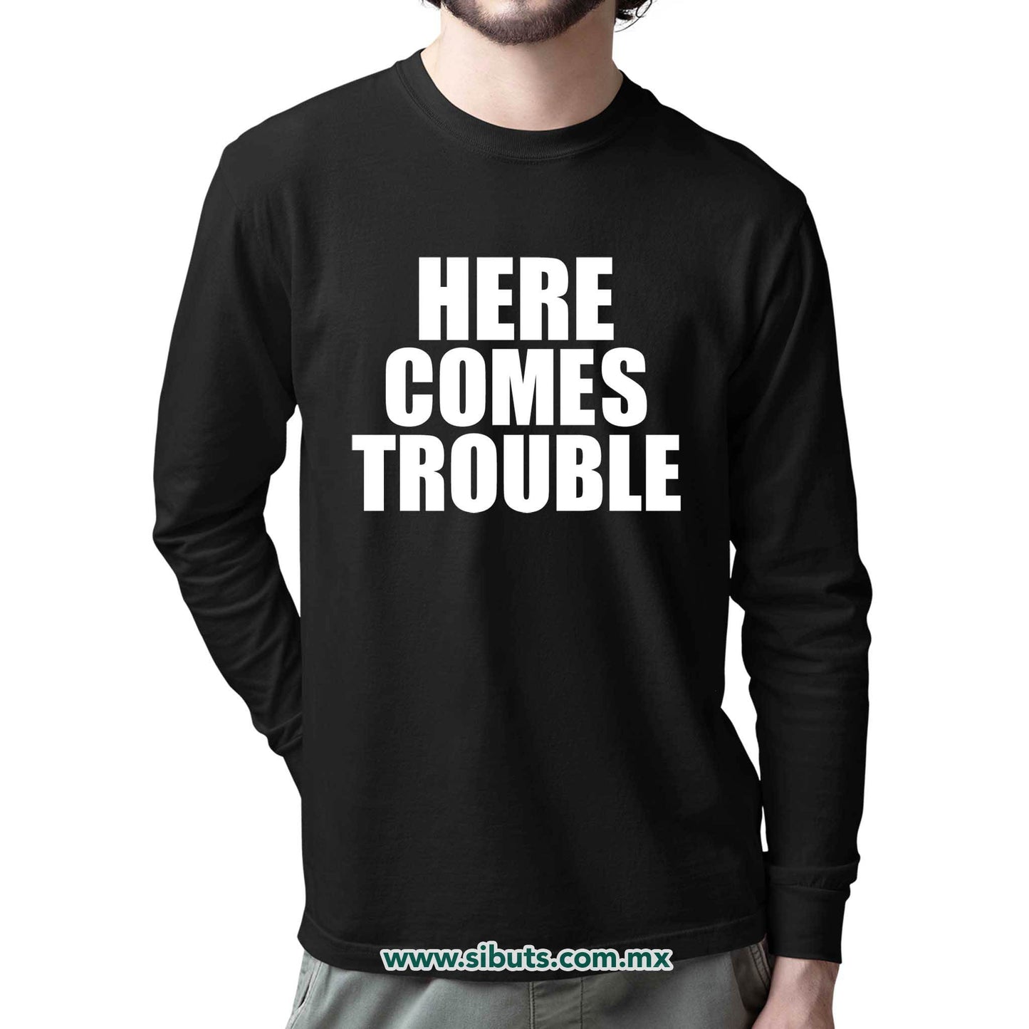 Playera Hombre Manga Larga Frase Here Comes Trouble