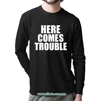 Playera Hombre Manga Larga Frase Here Comes Trouble