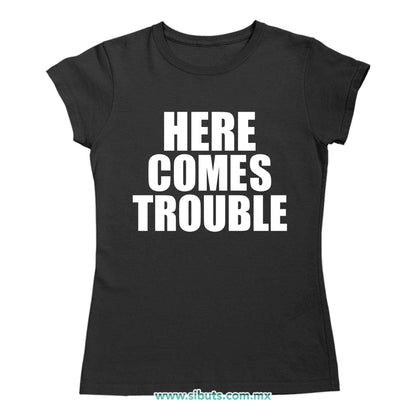 Playera Mujer Frase Here Comes Trouble
