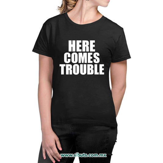 Playera Mujer Frase Here Comes Trouble