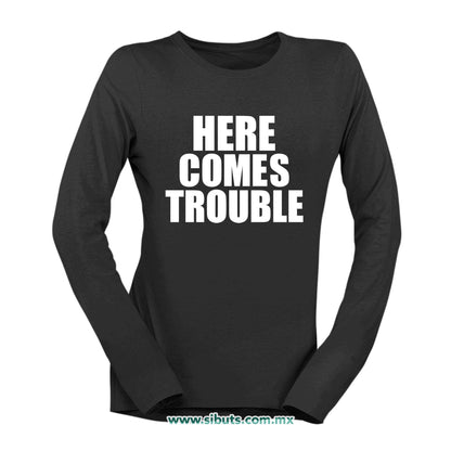 Playera Mujer Manga Larga Frase Here Comes Trouble