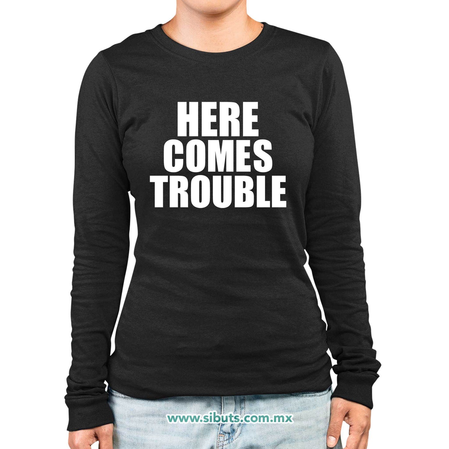 Playera Mujer Manga Larga Frase Here Comes Trouble
