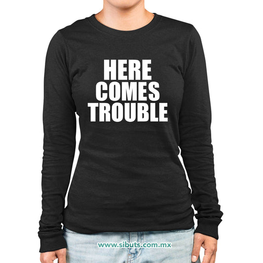 Playera Mujer Manga Larga Frase Here Comes Trouble