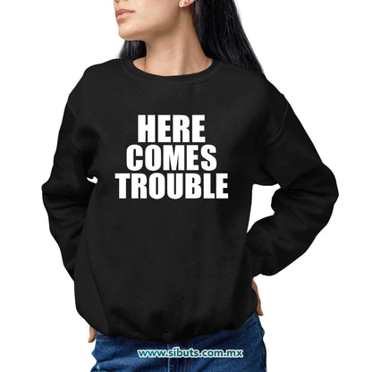Sudadera Mujer Cuello Redondo Frase Here Comes Trouble
